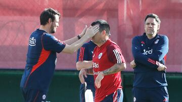 Futbol, Entrenamiento selección chilena.
El jugador de la Seleccion Chilena Gary Medel es fotografiado durante el entrenamiento de la selección chilena en Pinto Duran previo al partido contra Peru por las clasificatorias a la Copa Mundial 2026. Santiago, Chile.
09/10/2023
Jonnathan Oyarzun/Photosport
Football, Training session of Chile..
Chile`s player Gary Medel is pictured during trainnig session in Pinto Duran prior to the match against Peru for the 2026 World Cup qualifiers
Santiago, Chile.
09/10/2023
Jonnathan Oyarzun/Photosport