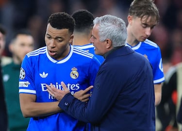 Kylian Mbappé con el entrenador del Benfica, José Mourinho.