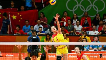 Yang Fangxu intenta machacar en la red durante la final de voleibol femenino entre Serbia y China en los Juegos Olímpicos de Río 2016.