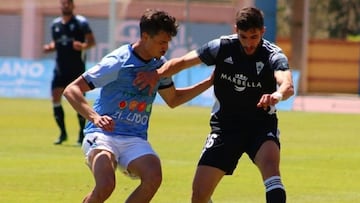 Carlos Redru controla un bal&oacute;n ante la presencia de Sergio P&eacute;rez.