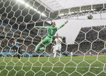 Gol de Luis Suárez. 1-0.