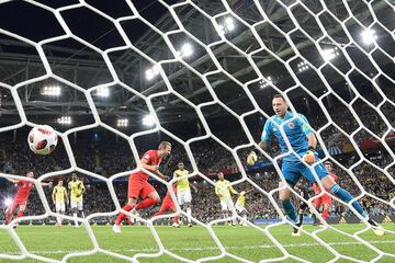 0-1. Harry Kane celebró el primer gol marcado de penalti.