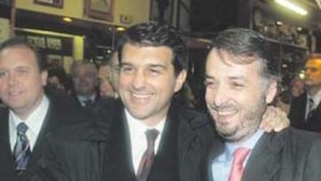 <b>EL CUÑADO. </b>Joan Laporta y Alejandro Echevarría, en un acto de la campaña 2003-04.