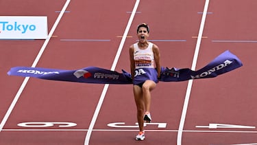 World Athletics Championships Tokyo 2025 - Women's 20km Race Walk Final - Japan National Stadium, Tokyo, Japan - September 20, 2025 Spain's Maria Perez reacts as she wins the Women's 20km Race Walk Final REUTERS/Dylan Martinez