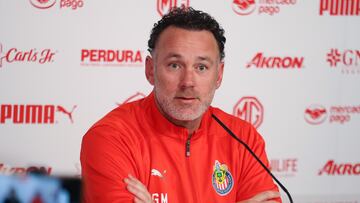 MEX3469. GUADALAJARA (MÉXICO), 27/05/2025.- El argentino Gabriel Milito, habla durante su presentación como nuevo entrenador del Guadalajara este martes en la ciudad de Guadalajara, Jalisco (México). Milito, entrenador de las Chivas del Guadalajara, aseguró que anhela hacer un buen trabajo para quedarse por muchos años en su nuevo equipo, al que sueña con llevarlo lejos. EFE/ Francisco Guasco