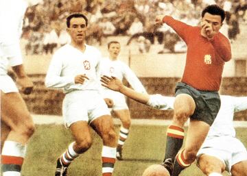 Tras conseguir la nacionalidad española en 1961, Puskás inició un breve paso por la selección española, con la que debutó en septiembre de ese año frente a Marruecos.