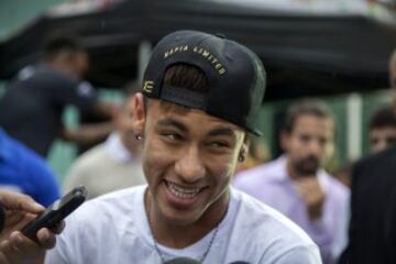 El delantero brasileño Neymar Jr. habla con los periodistas durante un evento con niños discapacitados en Praia Grande (Brasil). El campo de fútbol del Instituto Neymar Jr fue el escenario de la final del campeonato "Bota do Mundo", una cita apadrinada por el jugador del Barcelona y disputada por dieciséis niños de la Asociación de Asistencia de Niños Deficientes (AACD) que hoy vieron realizado el sueño de compartir balón con algunos de sus ídolos. 