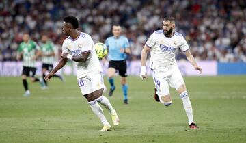 La 'espaldinha' de Vinicius. El brasile?o realiza un pase con la espalda para su compa?ero Karim Benzema.