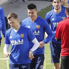 El Valencia estudiará el futuro de Roncaglia y Cheryshev en el club