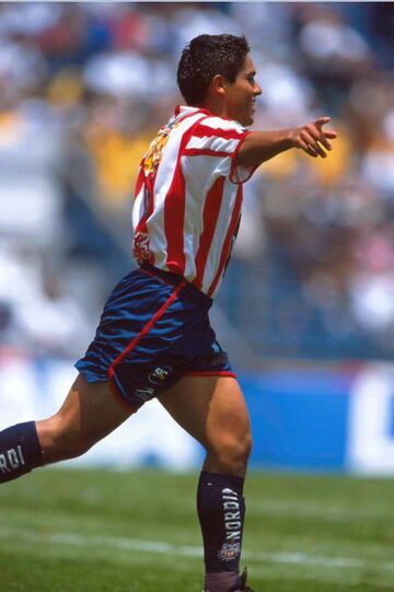 El mediocampista disputó más de 100 partidos con la UNAM durante el período de 1999-2004, pero en su préstamo al conjunto tapatío no se pudo consolidar al disputar únicamente siete encuentros.