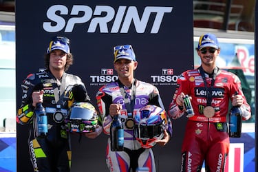 Marco Bezzecchi, Jorge Martín y Francesco Bagnaia, segundo, primero y tercero respectivamente en la carrera al sprint del GP de San marino.