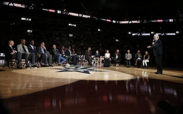 Emocionante fiesta de retirada del mítico '21' de Tim Duncan en San Antonio. Nadie más llevará el número del mejor jugador de la historia de los Spurs y una leyenda inigualable de la NBA.