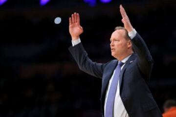 Mike Budenholzer (Atlanta Hawks) protesta.