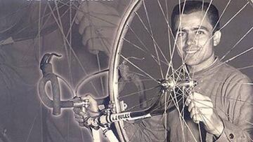 Jim谷nez Quiles par車 Granada en un coche descapotable