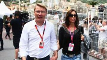 DISFRUTANDO DEL PADDOCK. Mika Hakkinen pasea por Montecarlo con su novia Marketa Remesova durante el pasado GP de M&oacute;naco. 
 