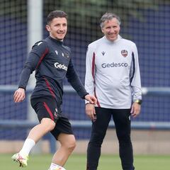 Pereira busca soluciones en ataque