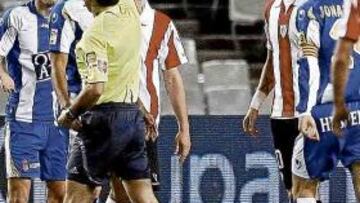 <b>GRAVE ERROR. </b>Rodríguez Santiago, en el momento de expulsar a Luis García en el minuto 33.