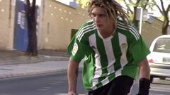 Miki Fleck Da Silva con la camiseta del Real Betis montando en BMX en la calles de Sevilla (Espa&ntilde;a) este verano. 