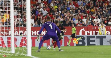 El jugador del Atlético de Madrid, Arias, centra para que Morata marque el 1-1 al Sevilla. 