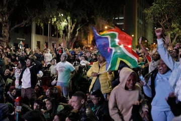 Sudafricanos celebran el triunfo de su país en Ciudad del Cabo.