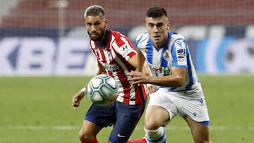 Yannick Carrasco pelea por el bal&oacute;n con Barrenetxea.