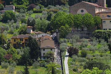 El pelotón cruzando el pueblo Ponte alla Badia, cerca de Florencia. 