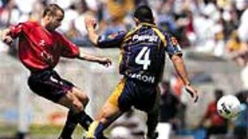 <b>DISPUTADO</B>. Alfredo intenta marcharse de Mario Verón en el transcurso del encuentro.