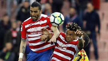 Chico Flores y Kunde, del Granada CF, durante un partido.