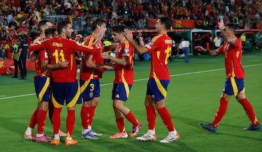 1-0. Yeremy Pino celebra el primer tanto con sus compañeros.