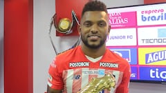 Miguel Borja, delantero del Junior de Barranquilla, recibi&oacute; el trofeo como m&aacute;ximo goleador de la Liga BetPlay en 2020 con 14 anotaciones en el a&ntilde;o