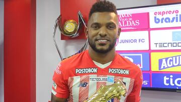 Miguel Borja, delantero del Junior de Barranquilla, recibió el trofeo como máximo goleador de la Liga BetPlay en 2020 con 14 anotaciones en el año