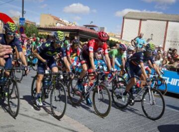 El pelotón pedalea en Roa durante la 18ª etapa de La Vuelta a España 2015.