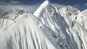 Sam Anthamatten y Victor de Le Rue iniciando un descenso en una monta&ntilde;a de Alaska (Estados Unidos) para la pel&iacute;cual Free Rider. 