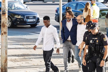 Vinicius ha respondido hoy a las cuestiones planteadas por la titular del Juzgado de Instrucción número 10 de València, que investiga esta causa, así como las del resto de partes personadas, entre ellas LaLiga, la Real Federación Española de Fútbol y el Real Madrid, como acusaciones, y las de las defensas de los tres jóvenes acusados.