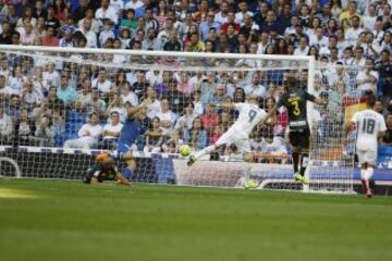 Benzema marca de cabeza el único gol del partido.