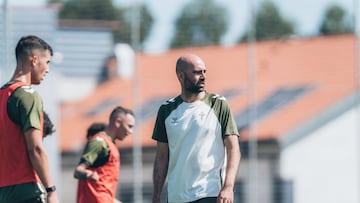 Claudio Giráldez durante un entrenamiento del Celta.