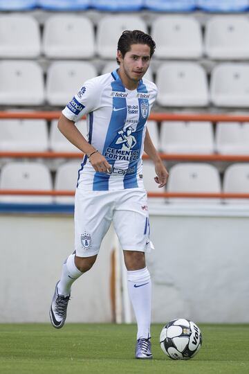 16 años, 7 meses y 29 días. Debutó con Pachuca.