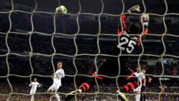 SEGURO. Diego López despejó un violento chut de Alves en el 62' y cuajó un Clásico muy sólido.