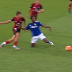 Polémico penalti a favor del Oviedo que pudo cambiar todo: “Penalti es sujetar, no agarrar”