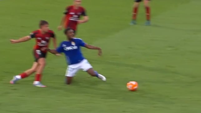 Polémico penalti a favor del Oviedo que pudo cambiar todo: “Penalti es sujetar, no agarrar”