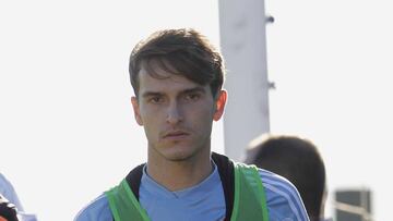 Denis Su&aacute;rez abandona el entrenamiento del Celta tras lesionarse el tobillo derecho.