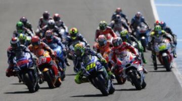 Inicio de la carrera de MotoGP. Rossi lidera el grupo.