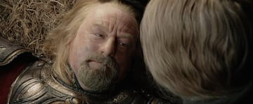 El rey Théoden (Bernard Hill), redimido de la influencia de Saruman, lidera valientemente a los Rohirrim en la batalla de los Campos del Pelennor. En su última carga, lucha con honor y muere aplastado por su propio caballo. Su muerte cierra un arco de redención: de rey manipulado a líder heroico que entrega su vida por su pueblo.
