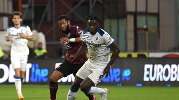 Salerno (Italy), 13/05/2023.- Atalanta's Duvan Zapata (L) and Salernitana'Äôs Tonny Vilhena in action during the Italian Serie A soccer match US Salernitana vs Atalanta BC at the Arechi stadium in Salerno, Italy, 13 May 2023. (Italia) EFE/EPA/MASSIMO PICA
