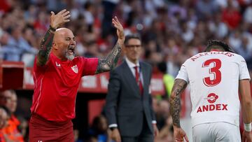 SEVILLA, 29/10/2022.- El entrenador argentino del Sevilla FC Jorge Sampaoli (i) durante el partido de la 12? jornada de LaLiga que Sevilla FC y Rayo Vallecano juegan este s¨¢bado en el estadio Ram¨®n S¨¢nchez-Pizju¨¢n. EFE/Julio Mu?oz