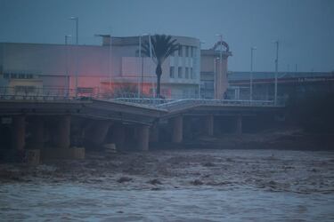 El río Magro se desbordó a su paso por los municipios valencianos de Carlet y de Algemesí como consecuencia esta riada se ha llevado por delante un puente en la localidad de Picanya y ha inundado el centro de la población de Chiva.
