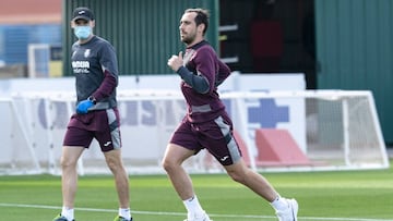 Alcácer mantiene la distancia con un miembro del staff.