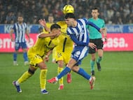 Vitoria-Gasteiz, 13/03/2026.- El centrocampista del Alavés, Carles Aleñá (d), disputa el balón ante el defensa uruguayo del Villarreal, Santiago Mouriño, durante el encuentro correspondiente a la jornada 28 de Laliga EA Sports que disputan este viernes Alavés y Villarreal en el estadio de Mendízorrotza, en Vitoria. EFE / ADRIAN RUIZ HIERRO.