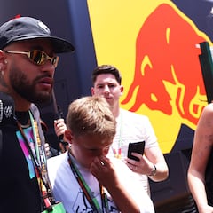 Neymar says goodbye to Lionel Messi at PSG