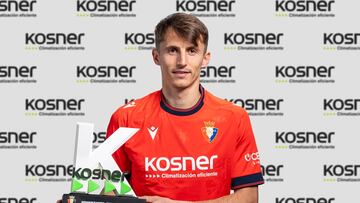 Budimir posa con el trofeo 'Jugador Kosner del mes'.